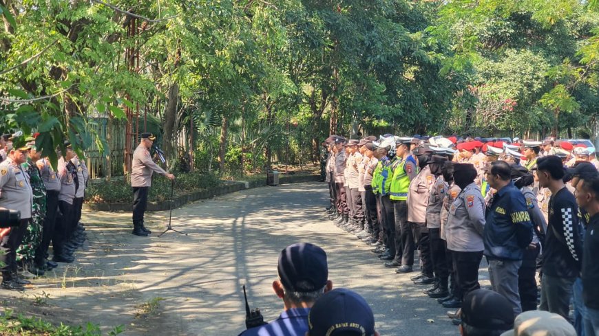 Polres Pelabuhan Tanjungperak Libatkan 696 Personel Kawal Pengesahan Warga Baru PSHT di Surabaya   