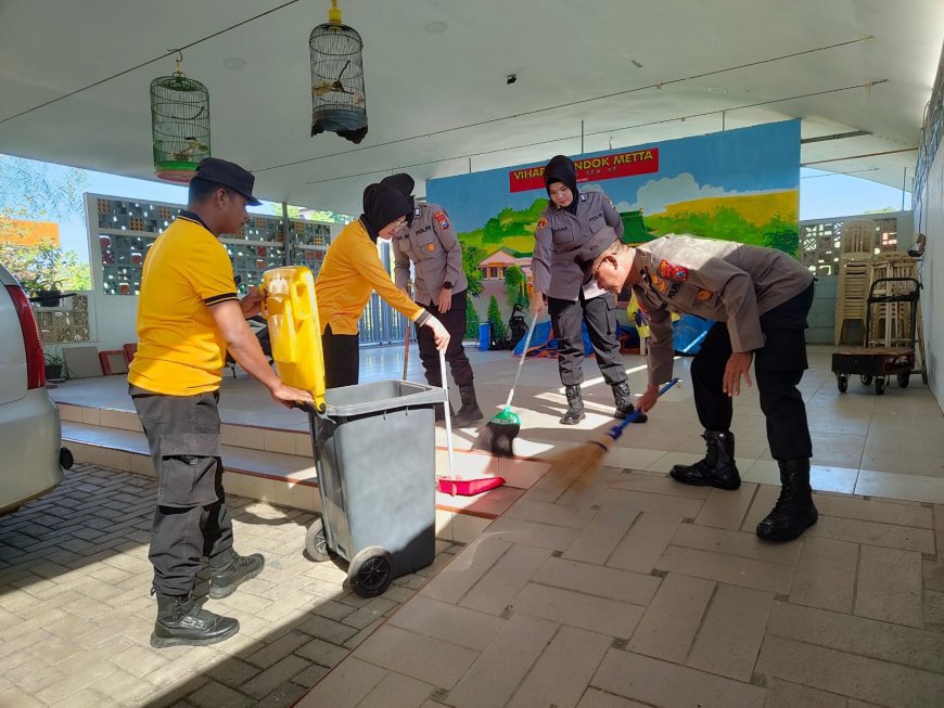 Polres Malang Tunjukkan Kepedulian melalui Aksi Bersih Vihara