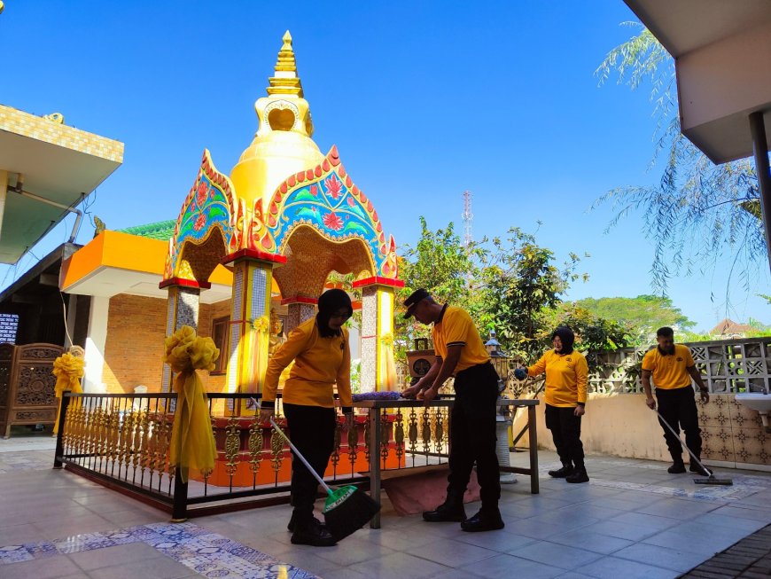 Bersih-Bersih Vihara Jadi Simbol Pengabdian Polres Malang untuk Masyarakat